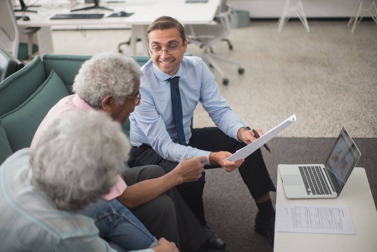 Consultor da More Capital em conversa acolhedora com clientes