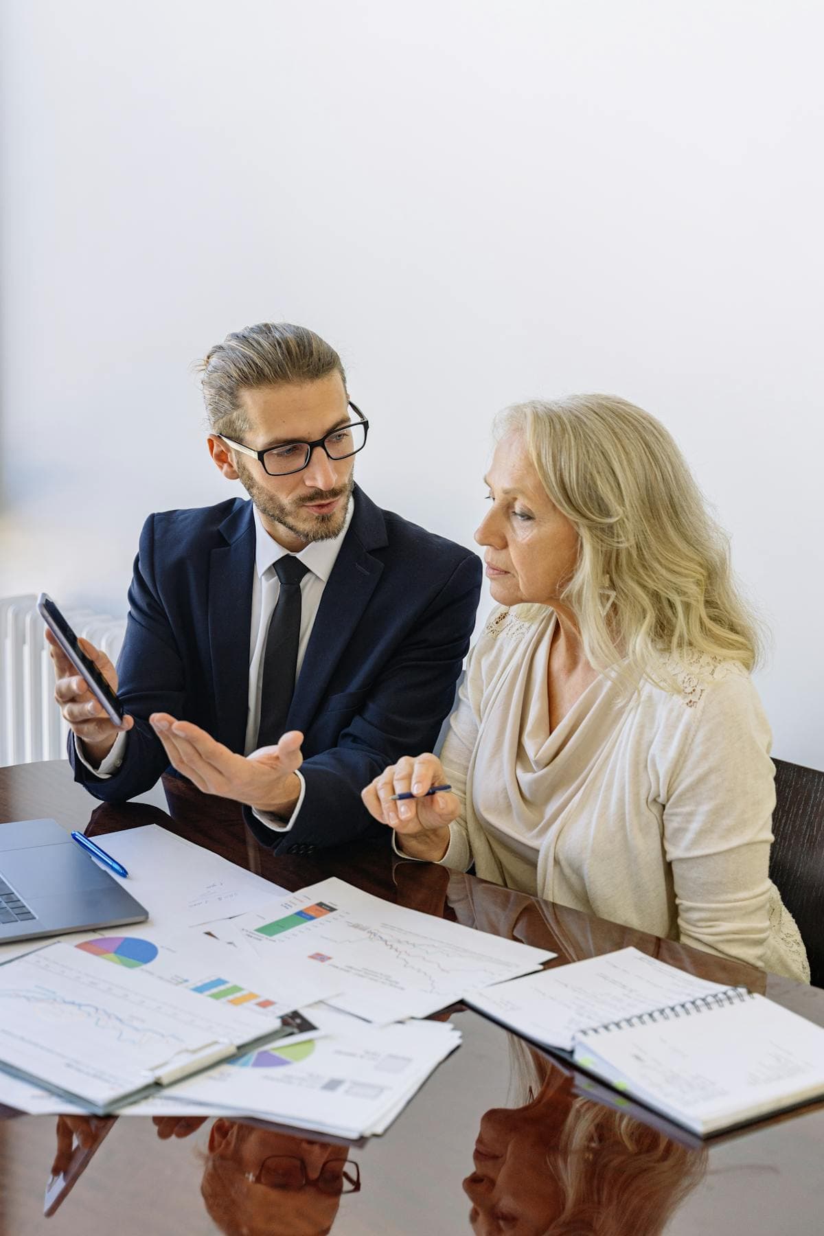 Consultor da More Capital apresentando análises a uma cliente
