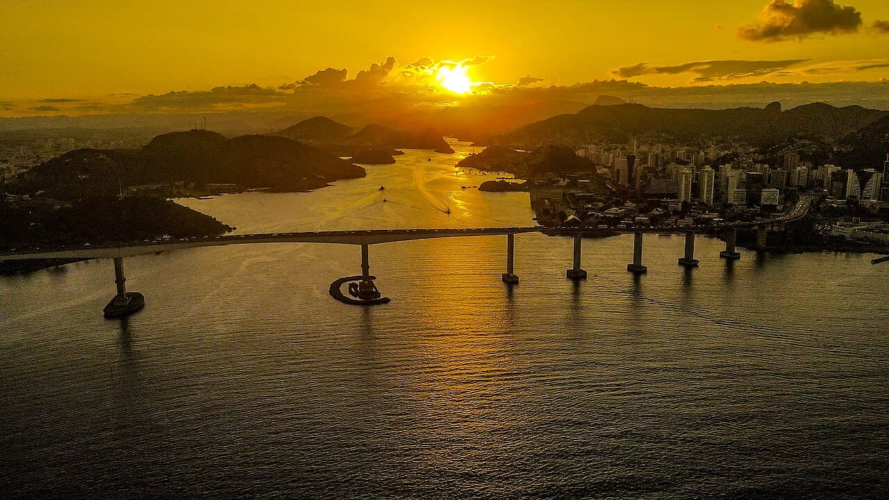 Terceira Ponte e a baía de Vitória (ES) ao pôr do sol